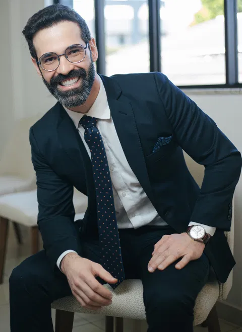Dr. Mário Saffi em atendimento no consultório em Maringá